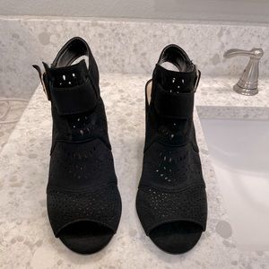 Women’s black bootie/sandal